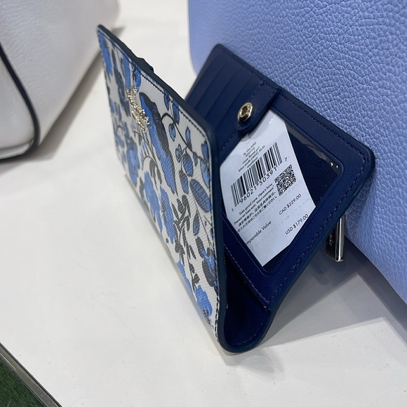 Kate Spade Madison Vase Floral Large Slim Bifold Wallet
Blue Multi
NWT - Picture 10 of 16